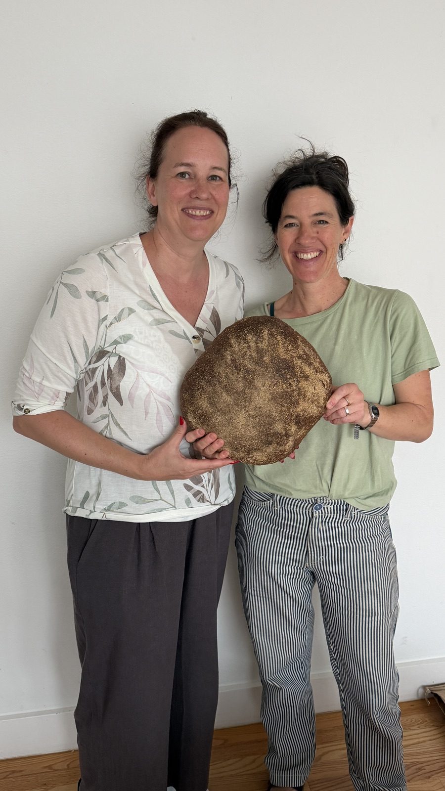 Zwei Bäckerinnen mit einem großen, selbst gebackenen Dinkel-Sauerteigbrot