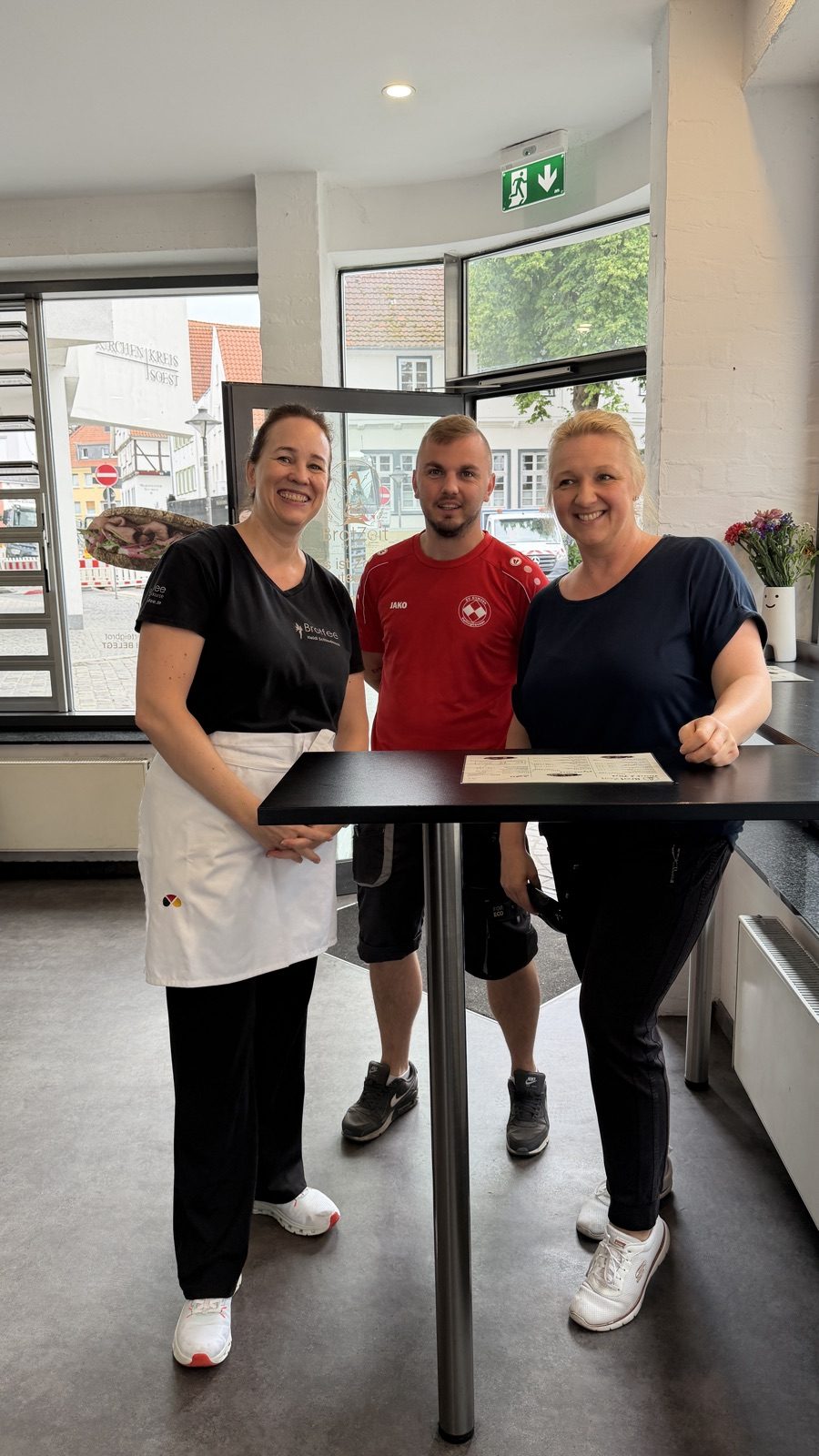 Heidi mit den ersten Gästen an einem Stehtisch im BrotZeit in Soest