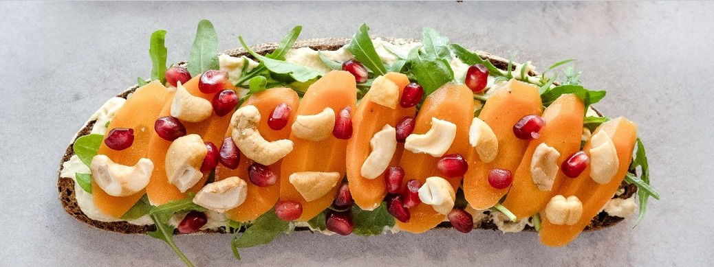 Hummus, Möhre, Rucola, Cashews, Granatapfel auf Dinkel-Sauerteigbrot
