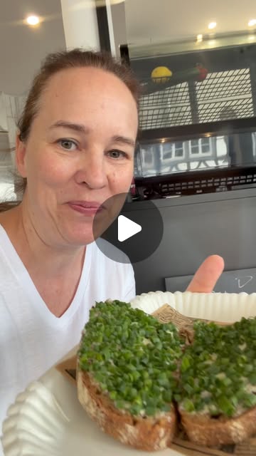Heidi präsentiert das neue Puristen-Brot mit Daumen hoch