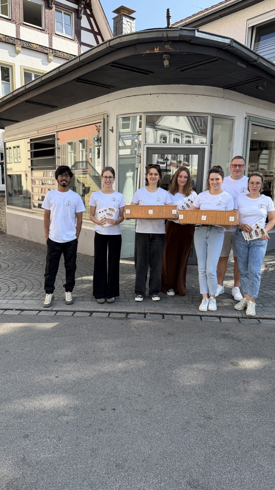 Das BrotZeit-Team mit Probier-Körben vor dem Laden in Soest